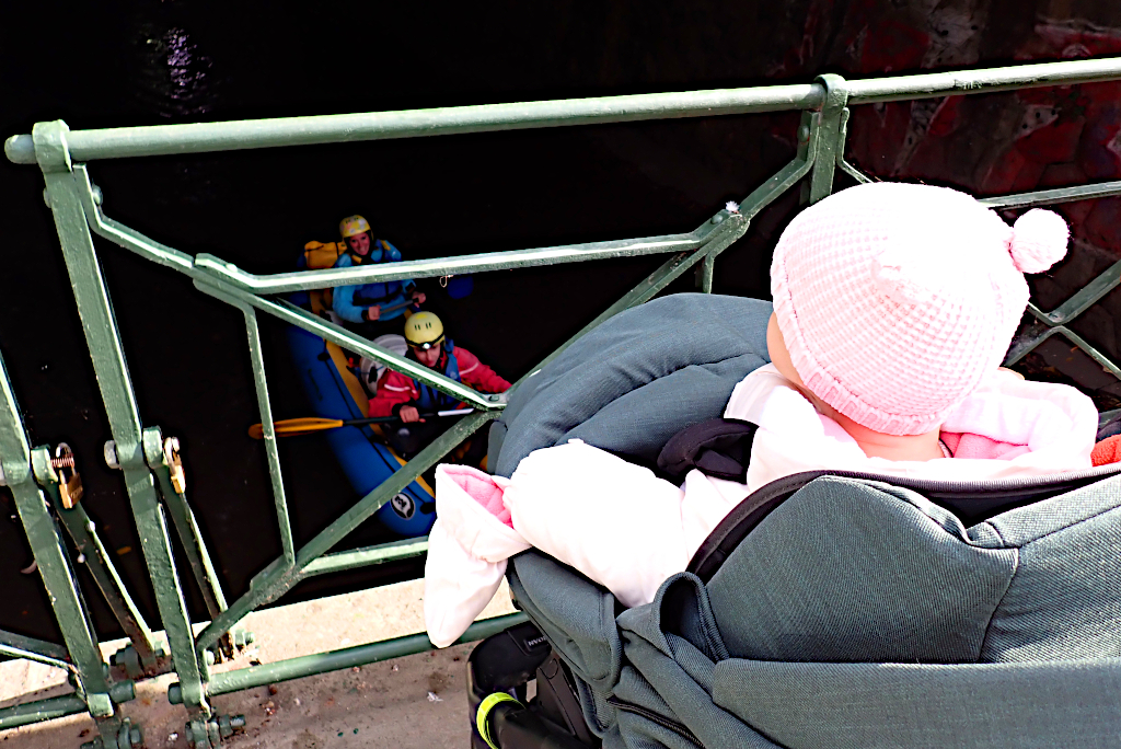 Batole zaujatě sleduje vodáky, kteří vyjíždějí z Botiče na Vltavu.