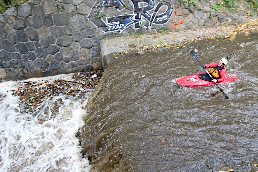 Kuba přijíždí na jez Grébovka.
