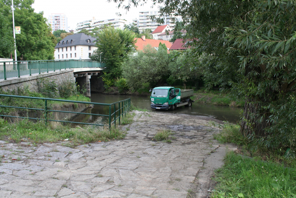 Botič, čištění koryta v Záběhlicích.