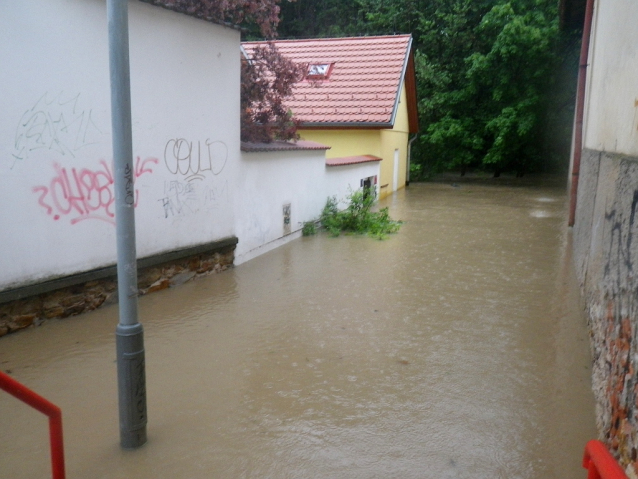 Povodním na Botiči nezabrání ani Hostivařská přehrada