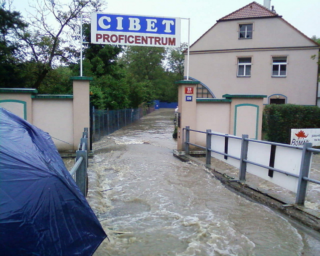 Povodním na Botiči nezabrání ani Hostivařská přehrada