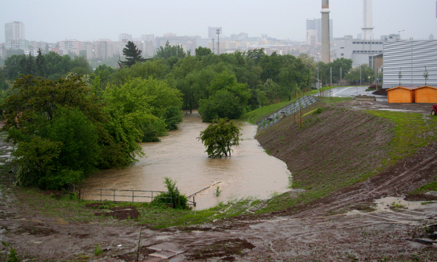 Povodním na Botiči nezabrání ani Hostivařská přehrada