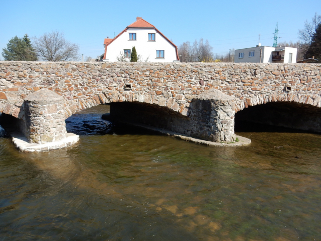 Lomský potok a Bouřlivec za velké vody 