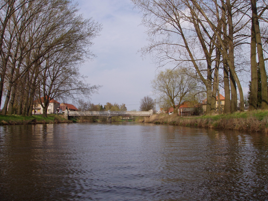 Cidlina. Betonový most v Libici.