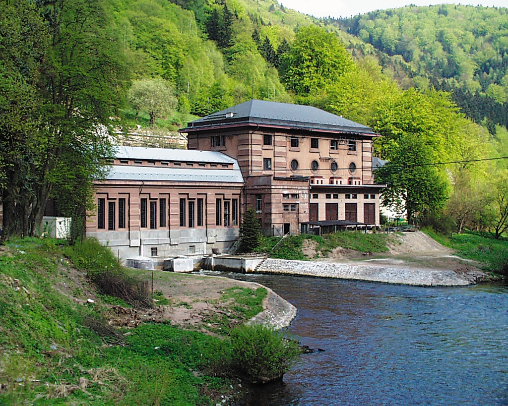 Jizera. Elektrárna Spálov bere vodu z úseku Riegrovka.
