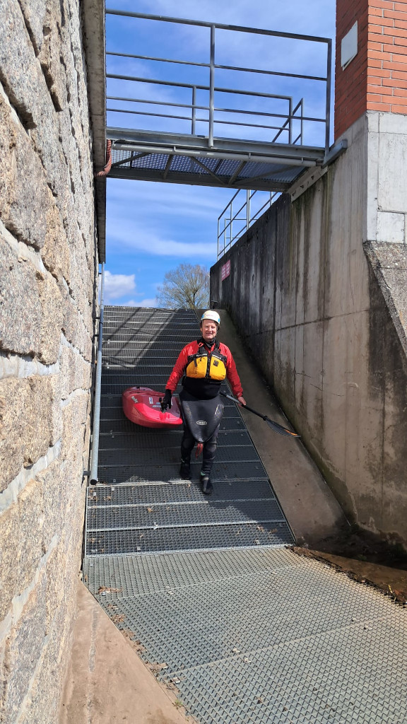 Jizera, jez v Turnově se přenáší pohodlně po pravém břehu.