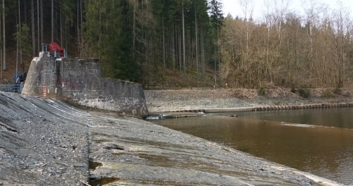 Voda pro elektrárnu Líšný na Jizeře se bere nelegálně, úřadům to nevadí