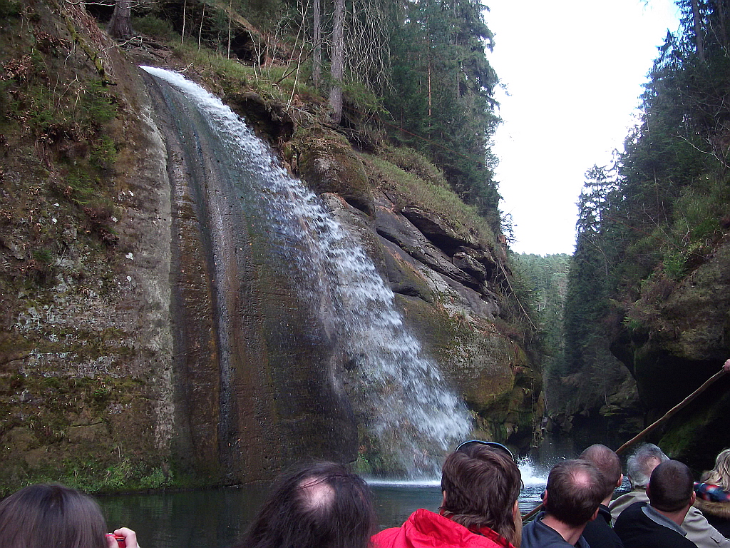 Umělý vodopád v Hřenských soutěskách spouští pomocí lana každý převozník..