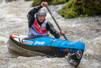 Na Kamenici sjezdař Satke vzpříčil kajak Na Kamenici sjezdař Satke vzpříčil kajak