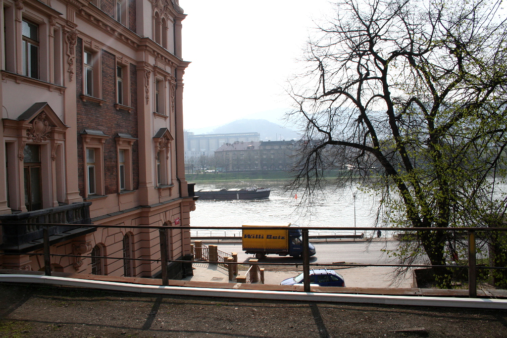 Labe, Ústí nad Labem. Pohled z nádraží přes Labe na Střekovské nábřeží.