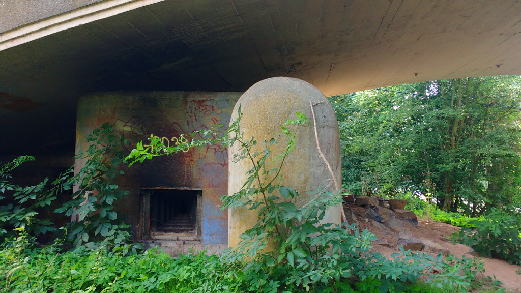 Ohře, pod mostem Postoloprty se ukrývá bunkr řopík z doby před 2. světovou válkou.