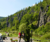 Z lázní jedeme podél řeky na hrad - z Karlových Varů do Lokte 