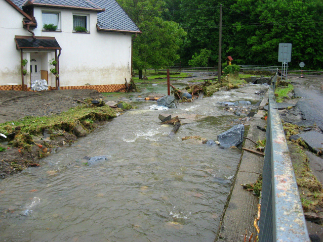 Ondřejovický potok byl spoután betonem a kamením