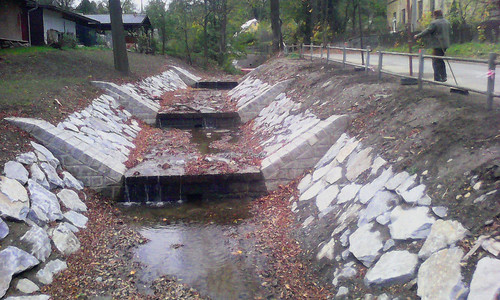 Ondřejovický potok byl spoután betonem a kamením