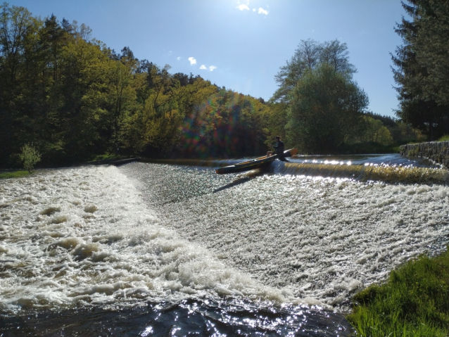 Otava se psem na palubě kanoe