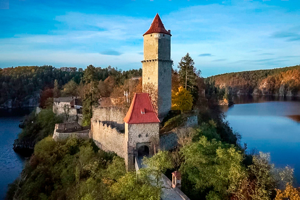 Zvíkov. Pod hradem se stékají Otava (zleva) a Vltava (zprava).