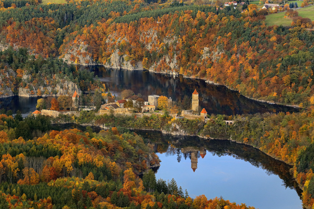 Zvíkov. Pod hradem se stékají Otava (zleva) a Vltava (Zprava).