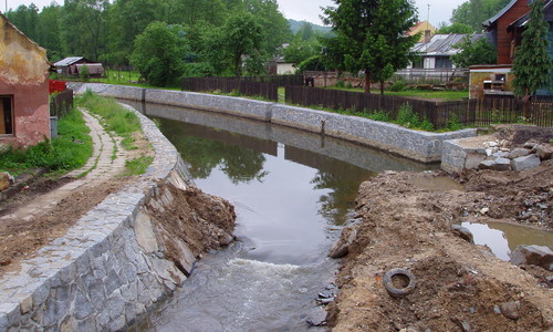 Panenský potok s kajakářem panicem Panenský potok s kajakářem panicem