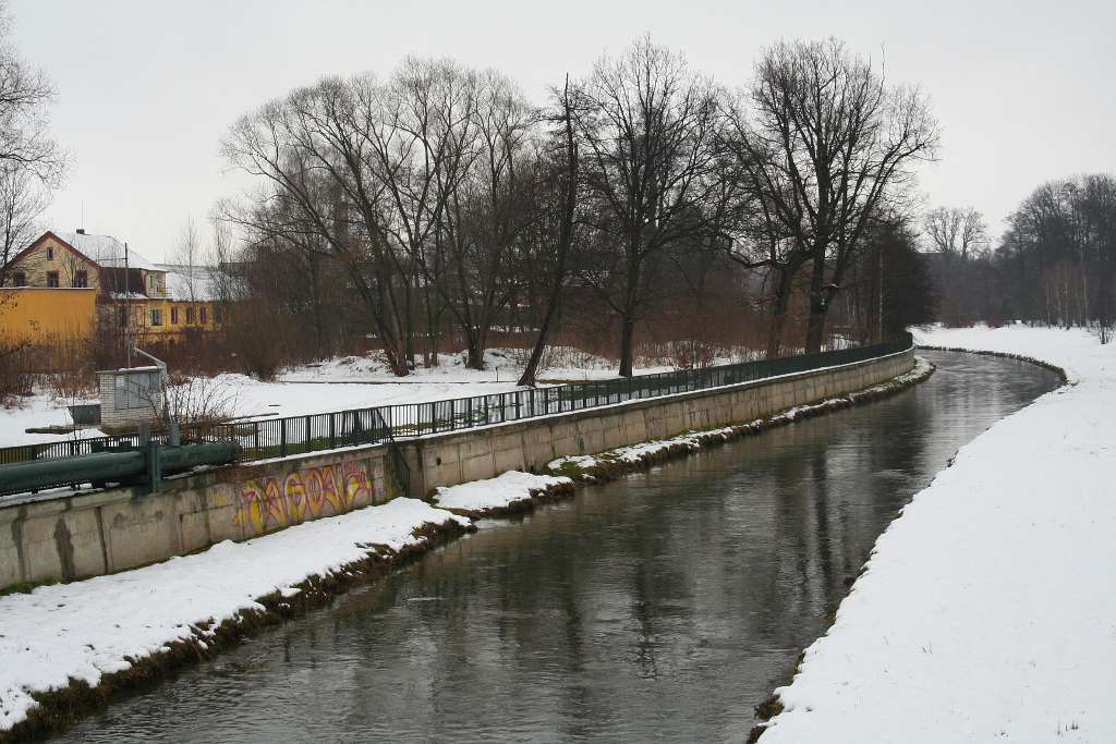 Ploučnice protéká Mimoní v zimě.