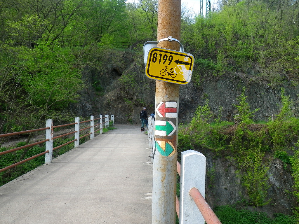 Sázava, Pikovice. Most přes řeku je důležitou turistickou komunikací.