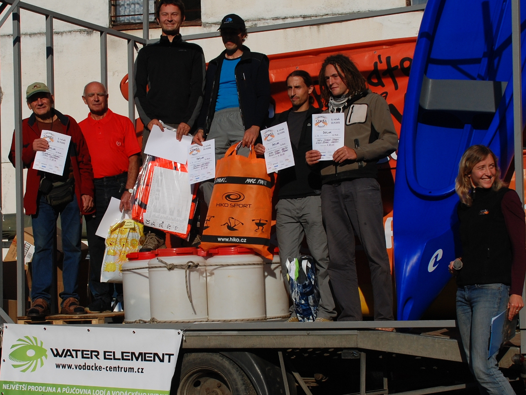 Sázavský maraton 2012. Celkoví vítězové Venta-Hamák, druzí Činčera-Sýkora a třetí Křivská-Kadlec.