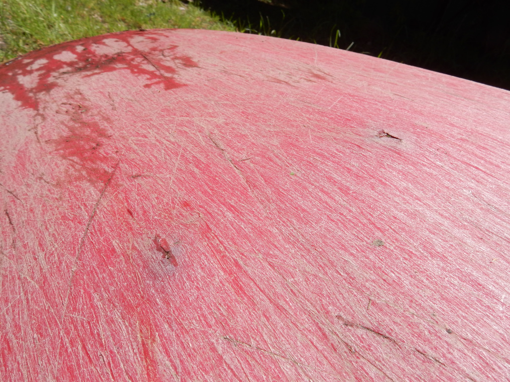 Kajak Necky schytal za svoji životnost mnohé rány do svého dna.