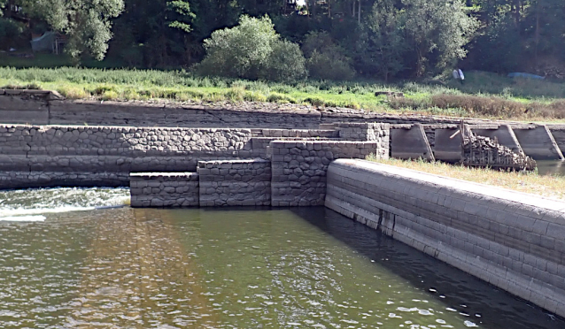 Vltava svižně teče starobylým korytem z Kořenska do Podolska