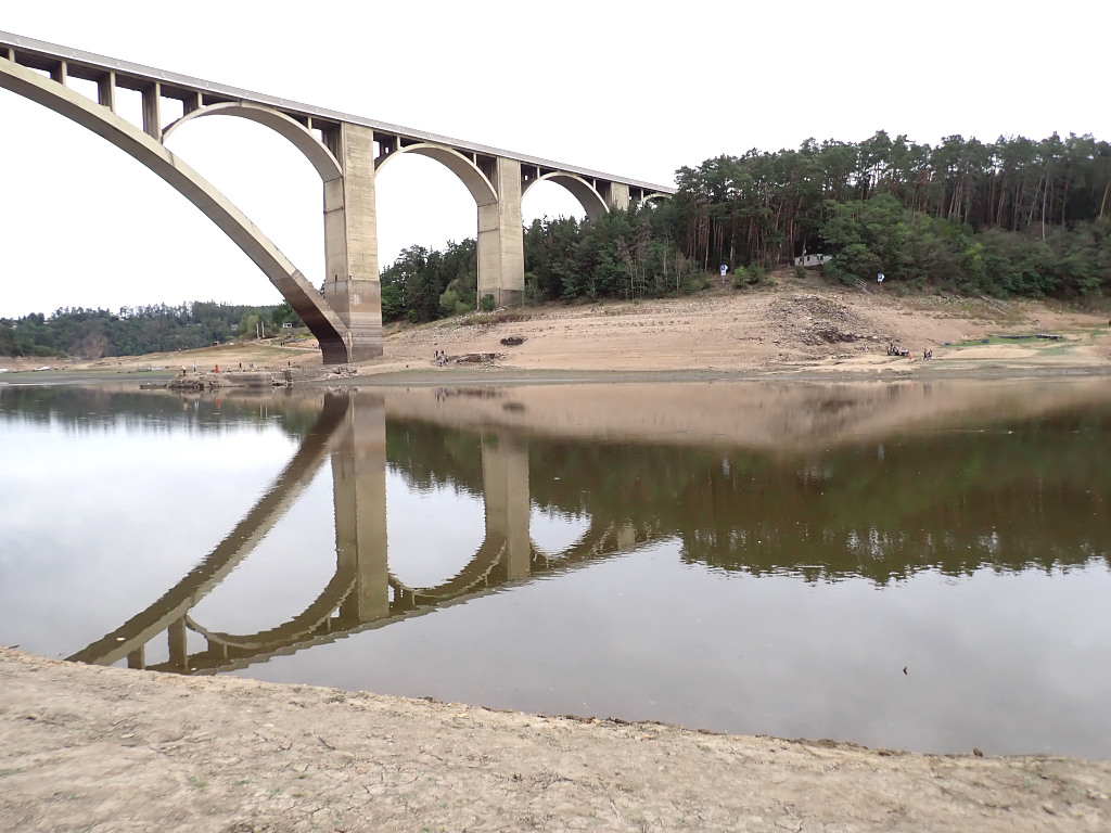 Vltava, Podolský most. Vpravo na břehu vyčnívají základy starého řetězového mostu s betonovým vojenským bunkrem.