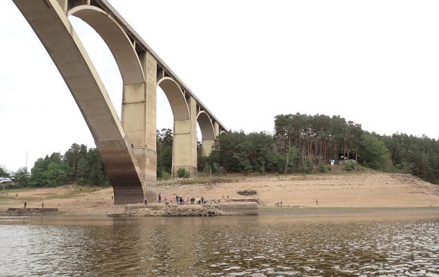 Vltava svižně teče starobylým korytem z Kořenska do Podolska