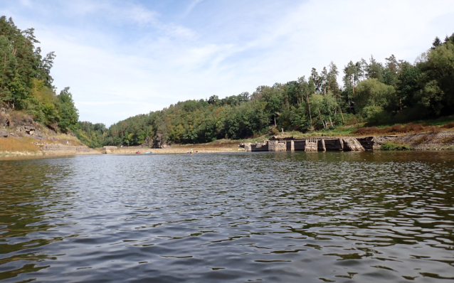 Vltava svižně teče starobylým korytem z Kořenska do Podolska
