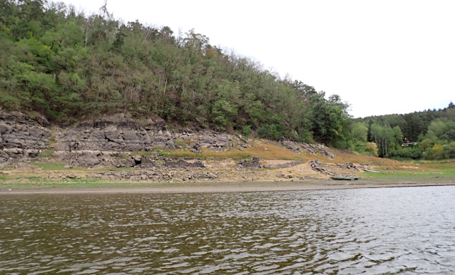 Vltava svižně teče starobylým korytem z Kořenska do Podolska