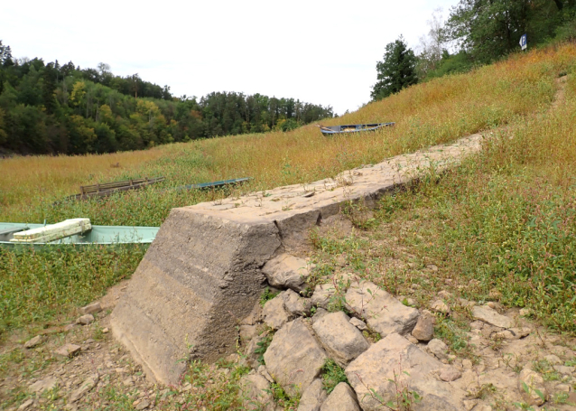 Vltava svižně teče starobylým korytem z Kořenska do Podolska