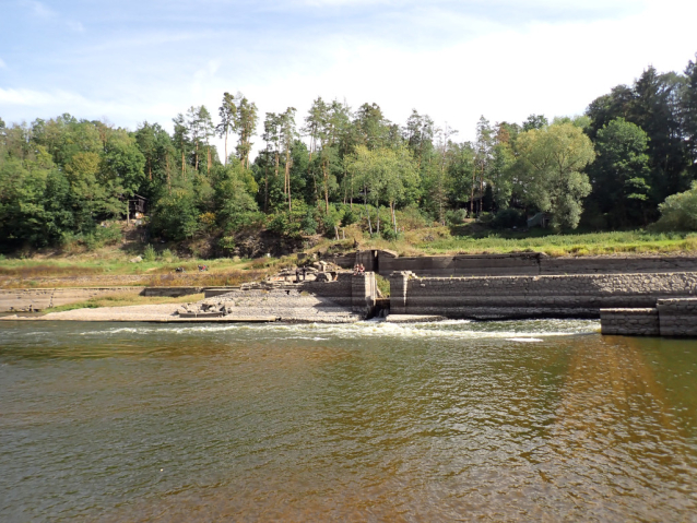 Vltava svižně teče starobylým korytem z Kořenska do Podolska