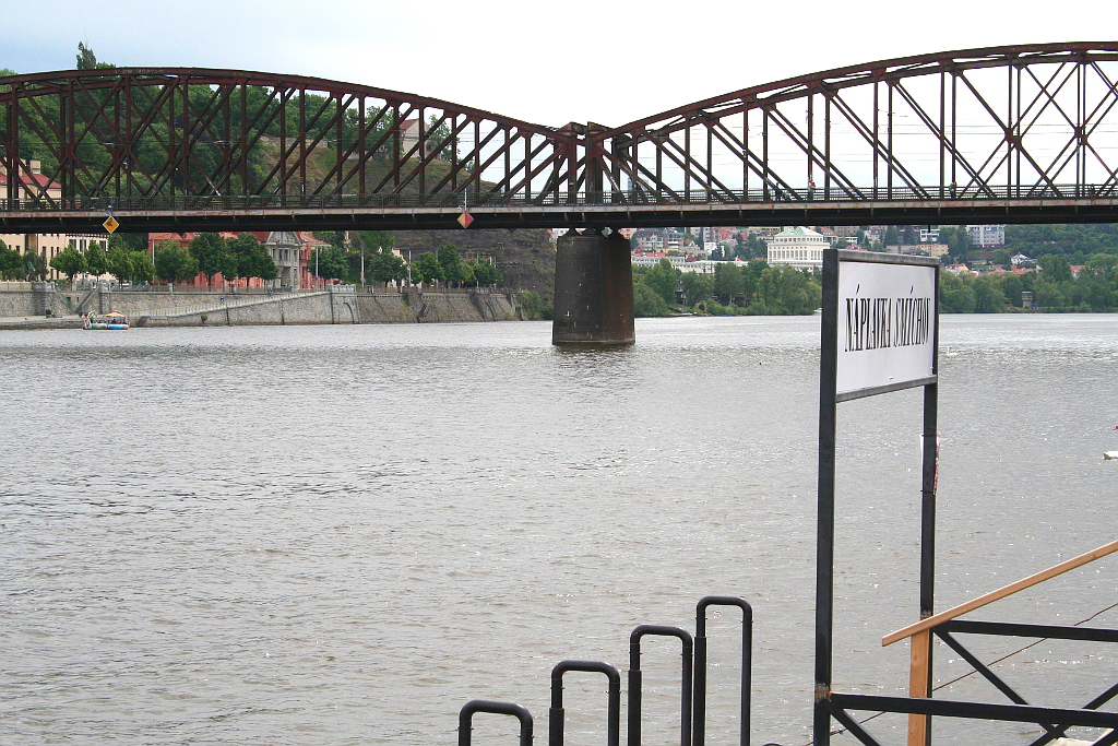 Železniční most přes Vltavu v Praze pod Vyšehradem.