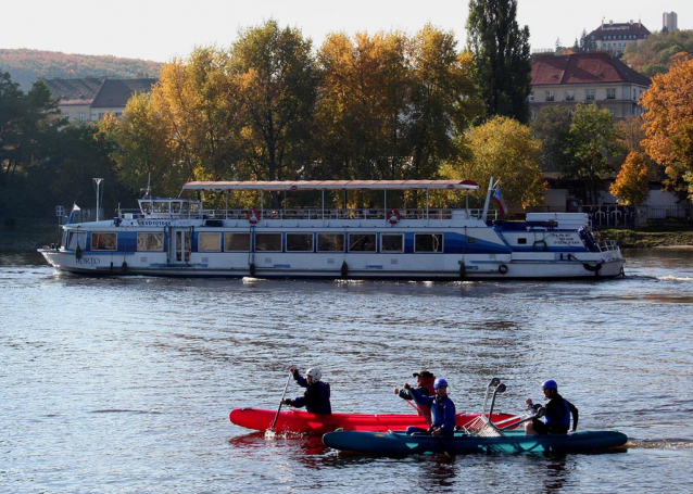 Plujeme Prahou po Vltavě