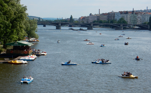 Plujeme Prahou po Vltavě