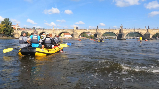Přes 3 jezy napříč Prahou. Skauti zařídili nádherné počasí