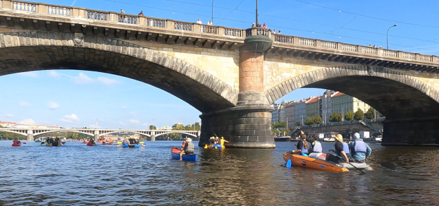 Přes 3 jezy napříč Prahou. Skauti zařídili nádherné počasí
