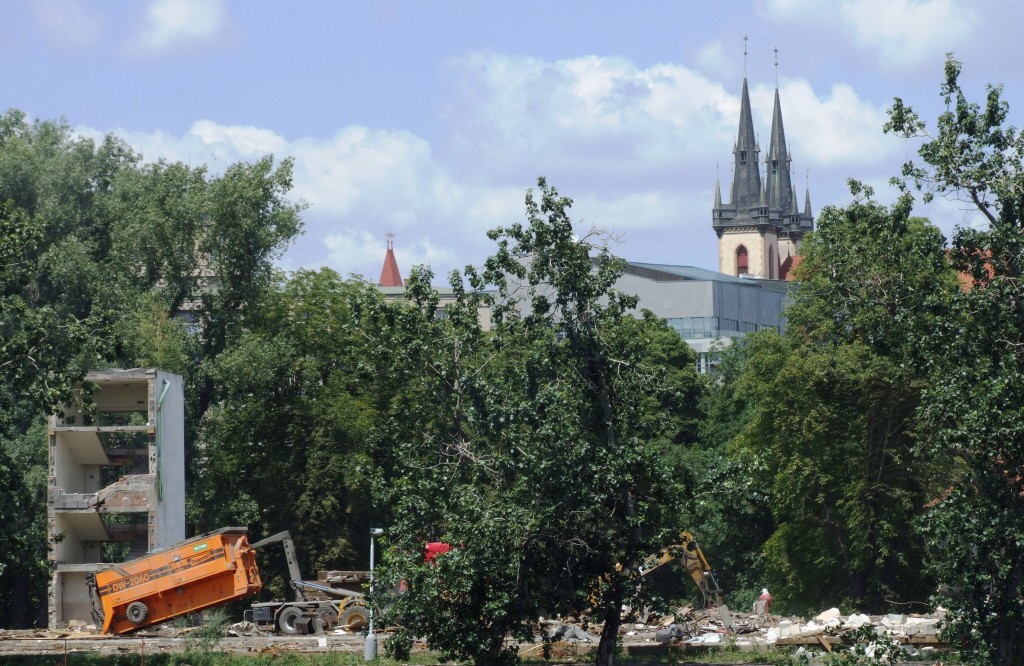 Bourání zimního stadionu Štvanice Praha. V pozadí kostel svatého Antonína Paduánského, Strossmayerovo náměstí.