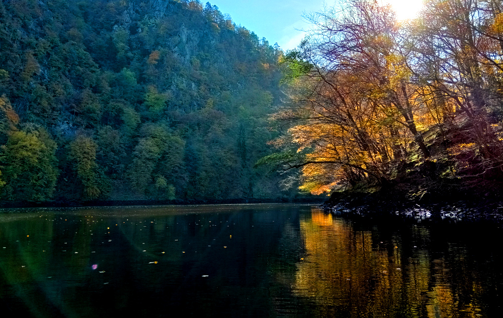 Podzim přišel do údolí Štěchovické přehrady.