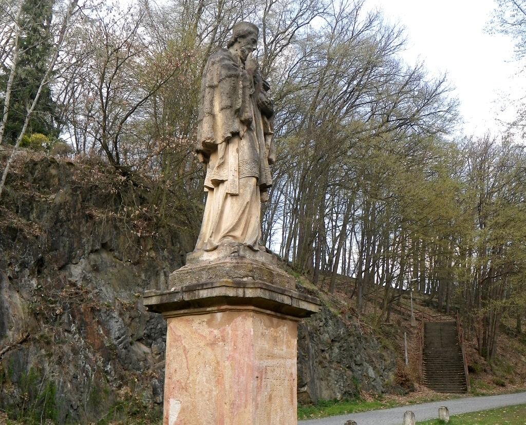 Svatý Jan Nepomucký stojí pod Slapskou přehradou.
