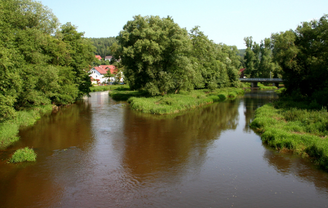 Schwarzach: meandry, proud a čistá voda v Německu