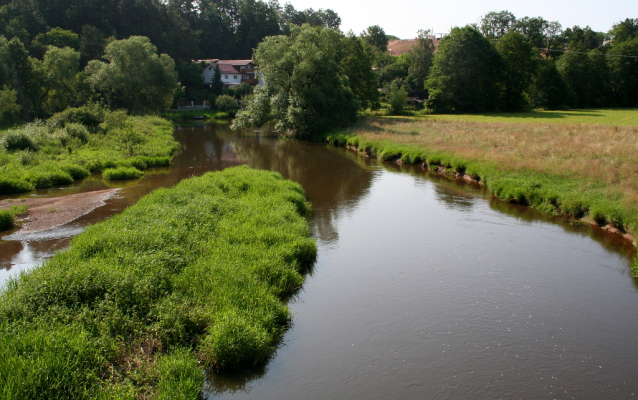 Schwarzach: meandry, proud a čistá voda v Německu