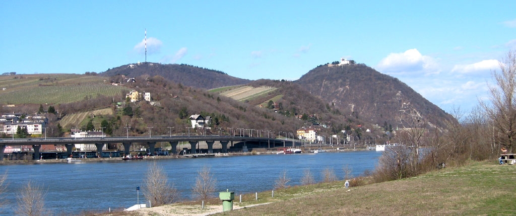 Vídeň. Ostrov s pevninou spojuje množství mostů schůdných i pro pěší.
