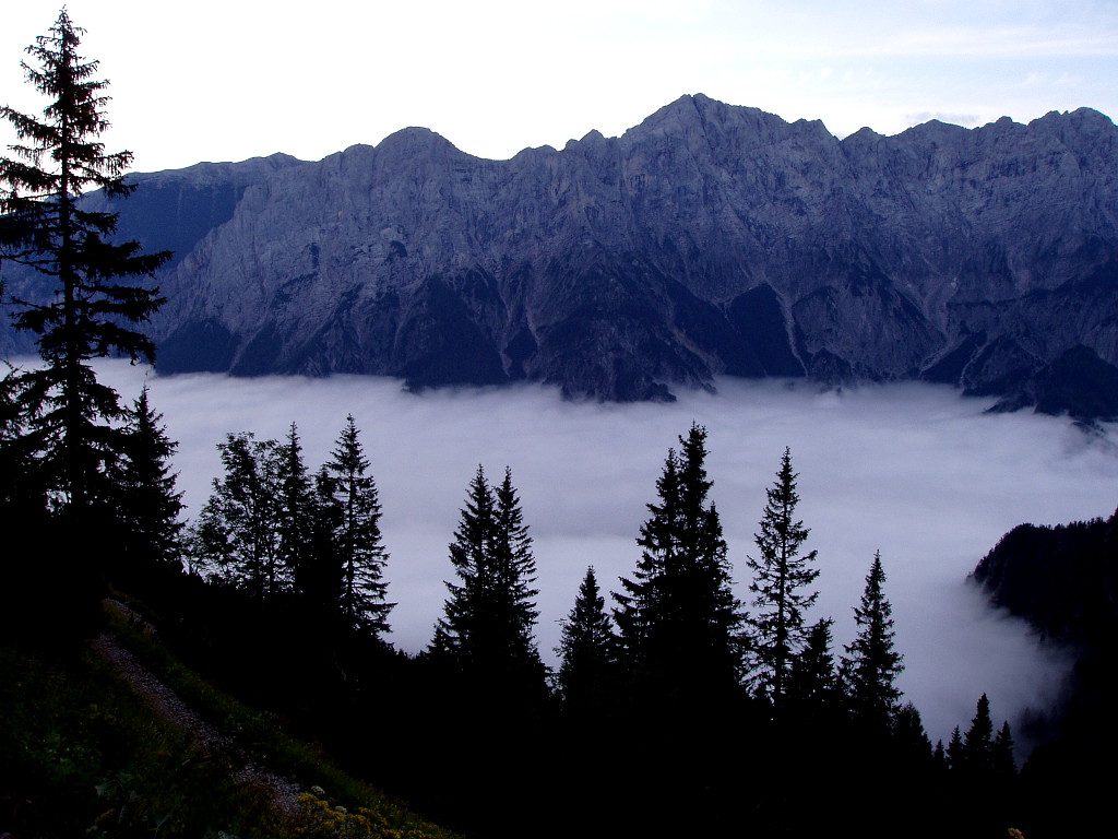 Údolí Enns (Enže) v Gesäuse zakrývá mlha (pohled z Buchsteinu k Hochtoru).