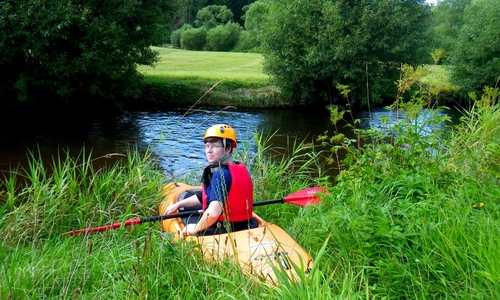 Kamp vyhlíží hrozivě a plyne přívětivě Kamp vyhlíží hrozivě a plyne přívětivě