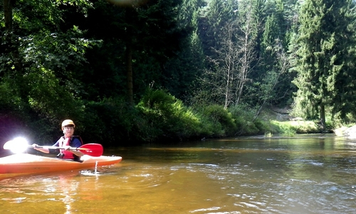 Kamp vyhlíží hrozivě a plyne přívětivě Kamp vyhlíží hrozivě a plyne přívětivě