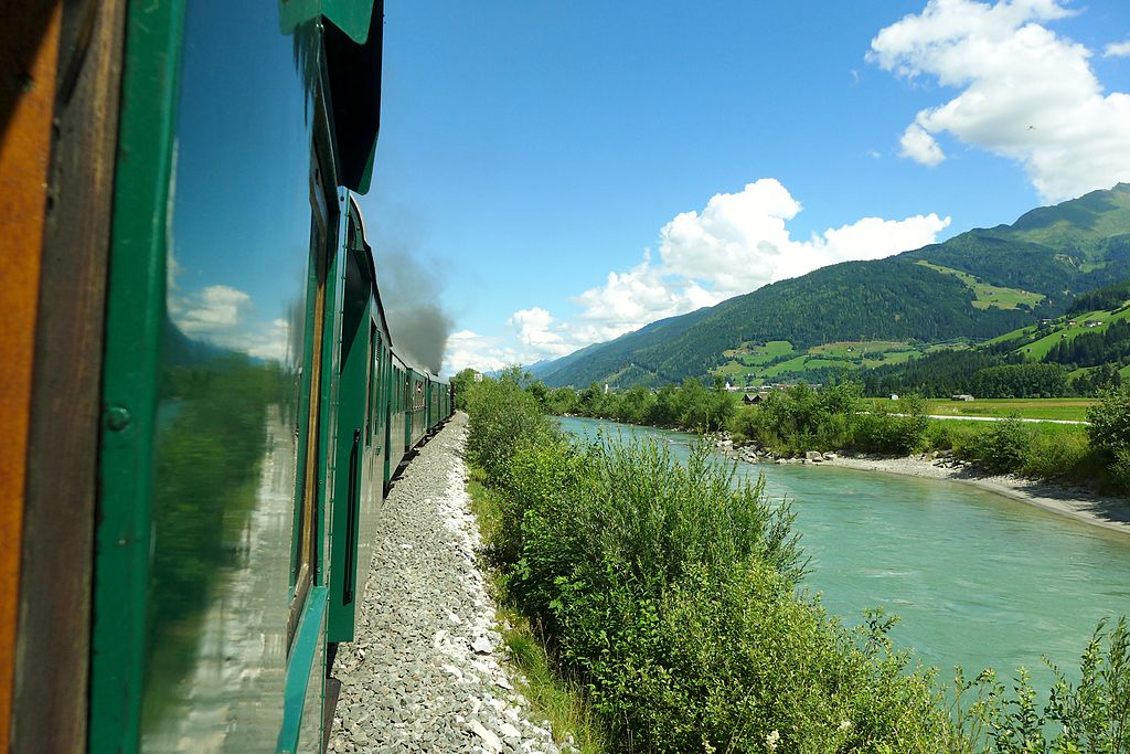 Historický vlak Pinzgauer Lokalbahn jezdí podél Salzachu na trati Krimml - Zell am See.