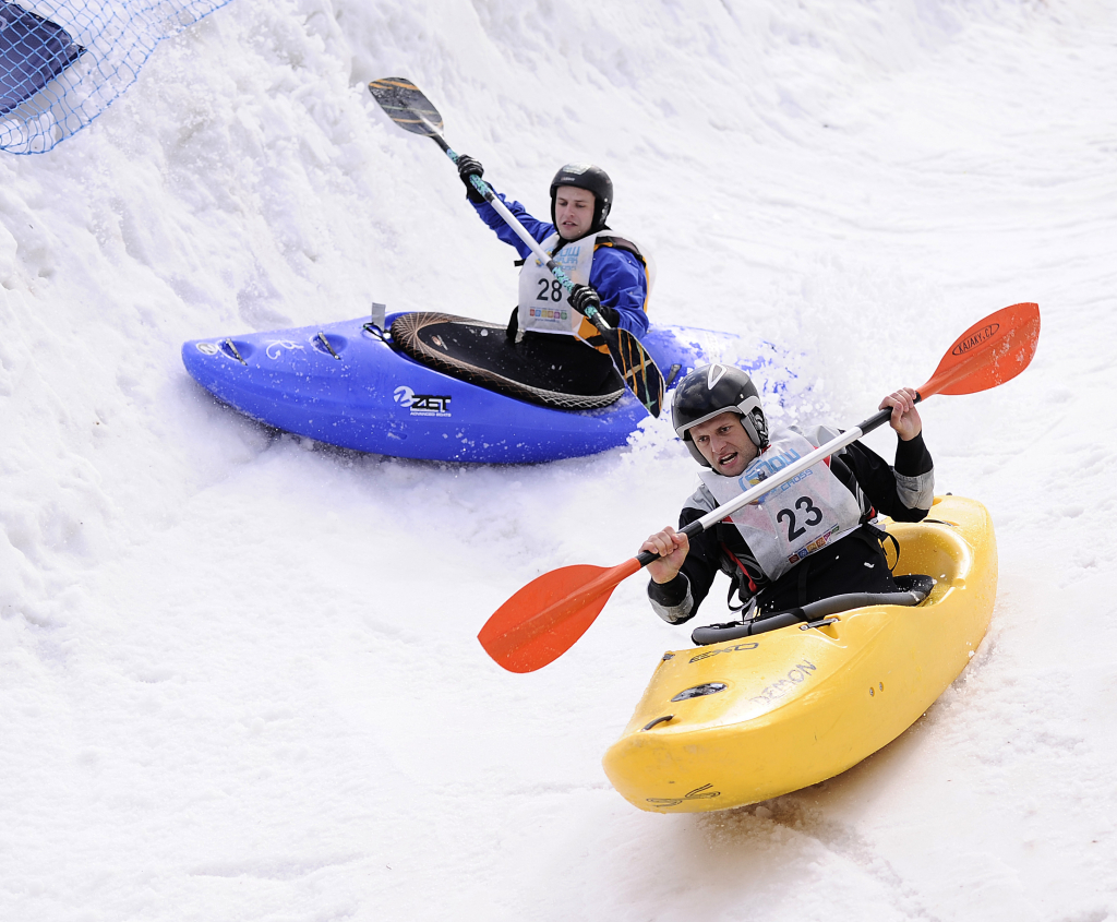 Snow Kajak Cross Herlíkovice 2012. Vítěz Martin Himl v modrém k