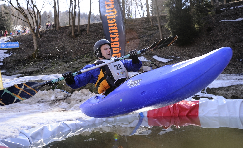 Snow Kajak Cross Herlíkovice 2012. Vítěz Martin Himl v modrém k